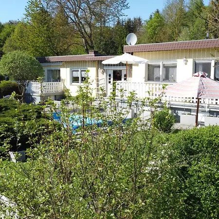 Idyllischer Ferienbungalow In Ruhiger Lage Mit Pool Und Grossen Garten