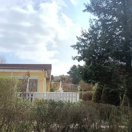 Idyllischer Ferienbungalow In Ruhiger Lage Mit Pool Und Grossen Garten Σπίτι διακοπών *