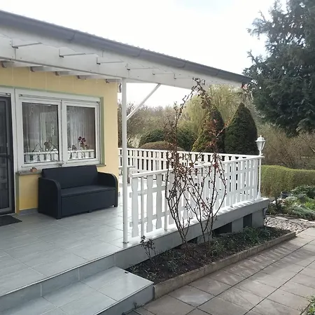 Idyllischer Ferienbungalow In Ruhiger Lage Mit Pool Und Grossen Garten Σπίτι διακοπών *