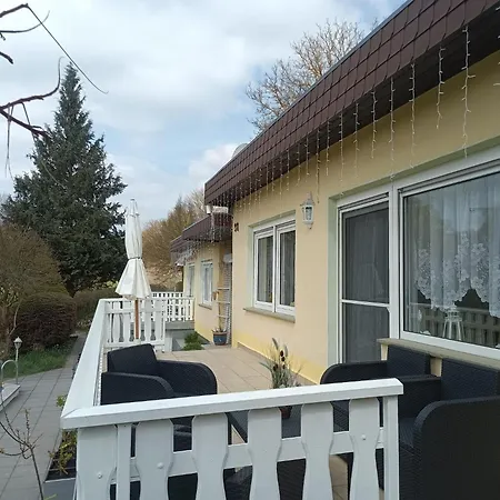 Idyllischer Ferienbungalow In Ruhiger Lage Mit Pool Und Grossen Garten Rastenberg