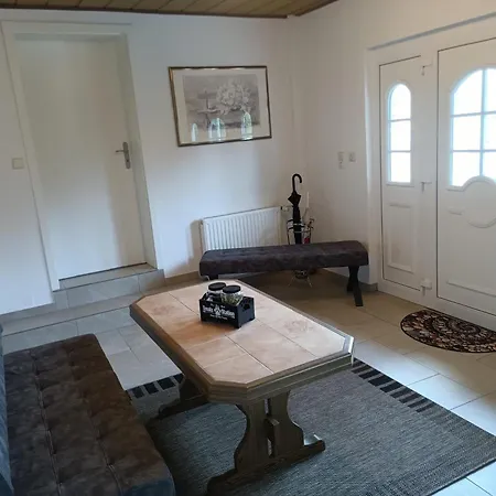 Idyllischer Ferienbungalow In Ruhiger Lage Mit Pool Und Grossen Garten *