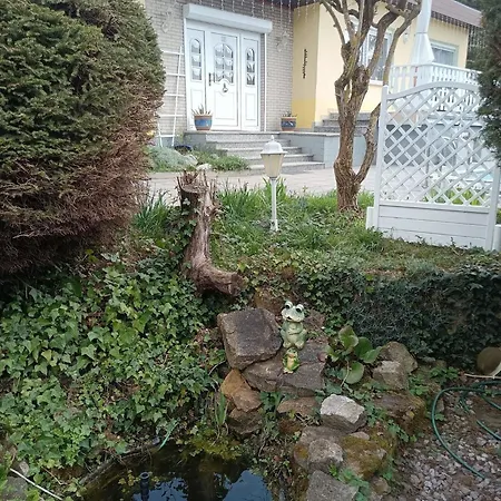 Idyllischer Ferienbungalow In Ruhiger Lage Mit Pool Und Grossen Garten *