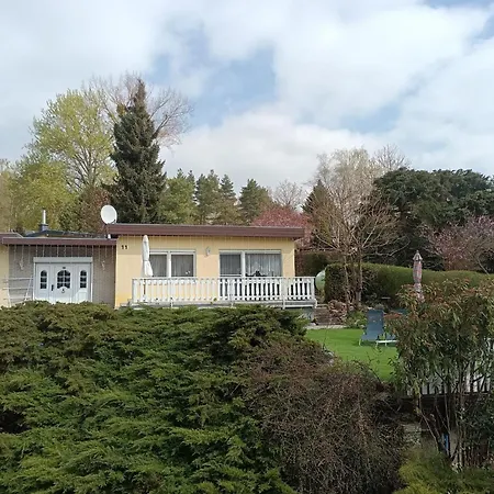 Idyllischer Ferienbungalow In Ruhiger Lage Mit Pool Und Grossen Garten Rastenberg