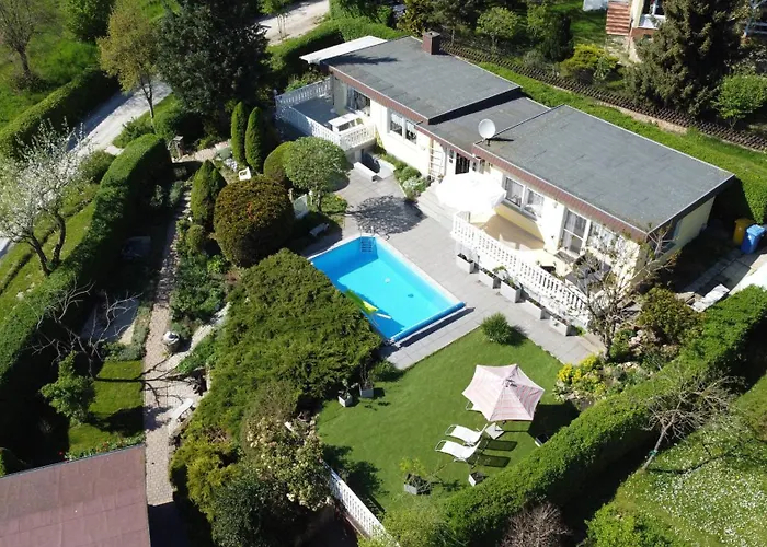 Idyllischer Ferienbungalow In Ruhiger Lage Mit Pool Und Grossen Garten Rastenberg
