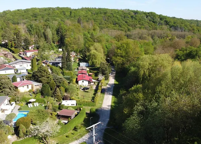 Idyllischer Ferienbungalow In Ruhiger Lage Mit Pool Und Grossen Garten *