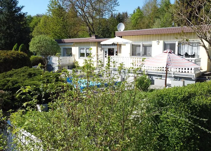 Idyllischer Ferienbungalow In Ruhiger Lage Mit Pool Und Grossen Garten