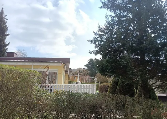 Idyllischer Ferienbungalow In Ruhiger Lage Mit Pool Und Grossen Garten Feriehus *