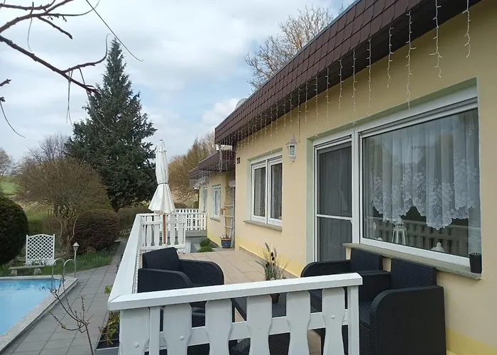 Idyllischer Ferienbungalow In Ruhiger Lage Mit Pool Und Grossen Garten Rastenberg