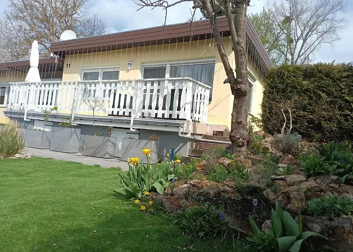 Idyllischer Ferienbungalow In Ruhiger Lage Mit Pool Und Grossen Garten Feriehus