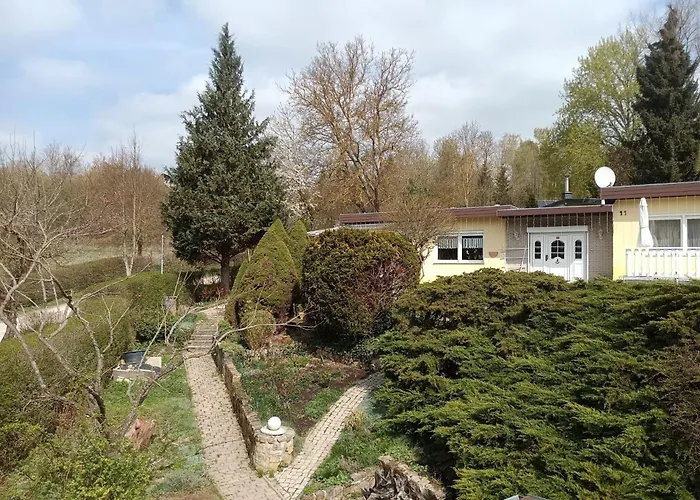 Idyllischer Ferienbungalow In Ruhiger Lage Mit Pool Und Grossen Garten