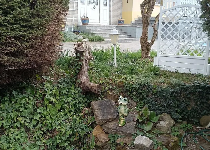 Idyllischer Ferienbungalow In Ruhiger Lage Mit Pool Und Grossen Garten *