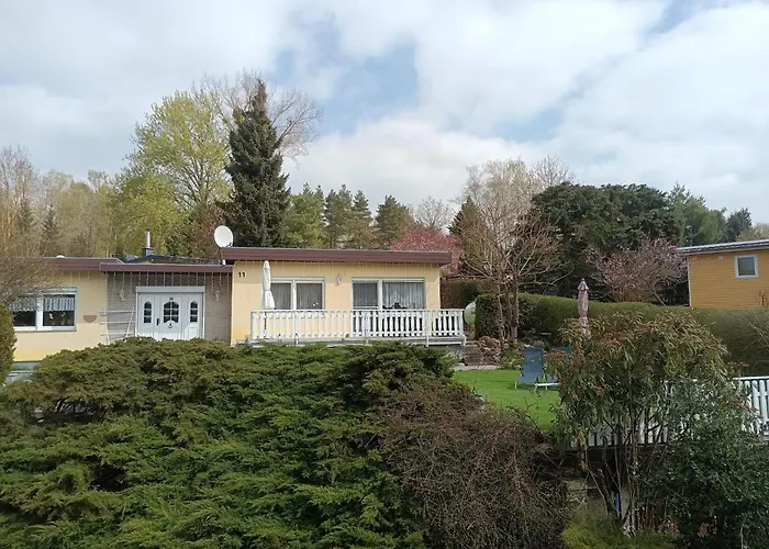 Idyllischer Ferienbungalow In Ruhiger Lage Mit Pool Und Grossen Garten Rastenberg