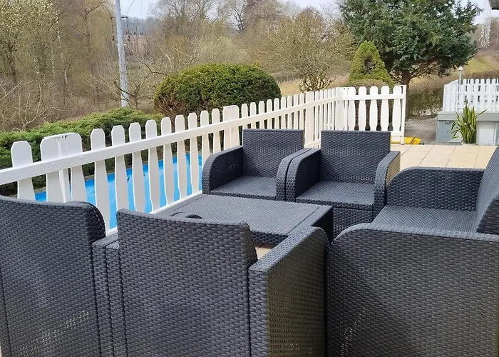 Idyllischer Ferienbungalow In Ruhiger Lage Mit Pool Und Grossen Garten Rastenberg